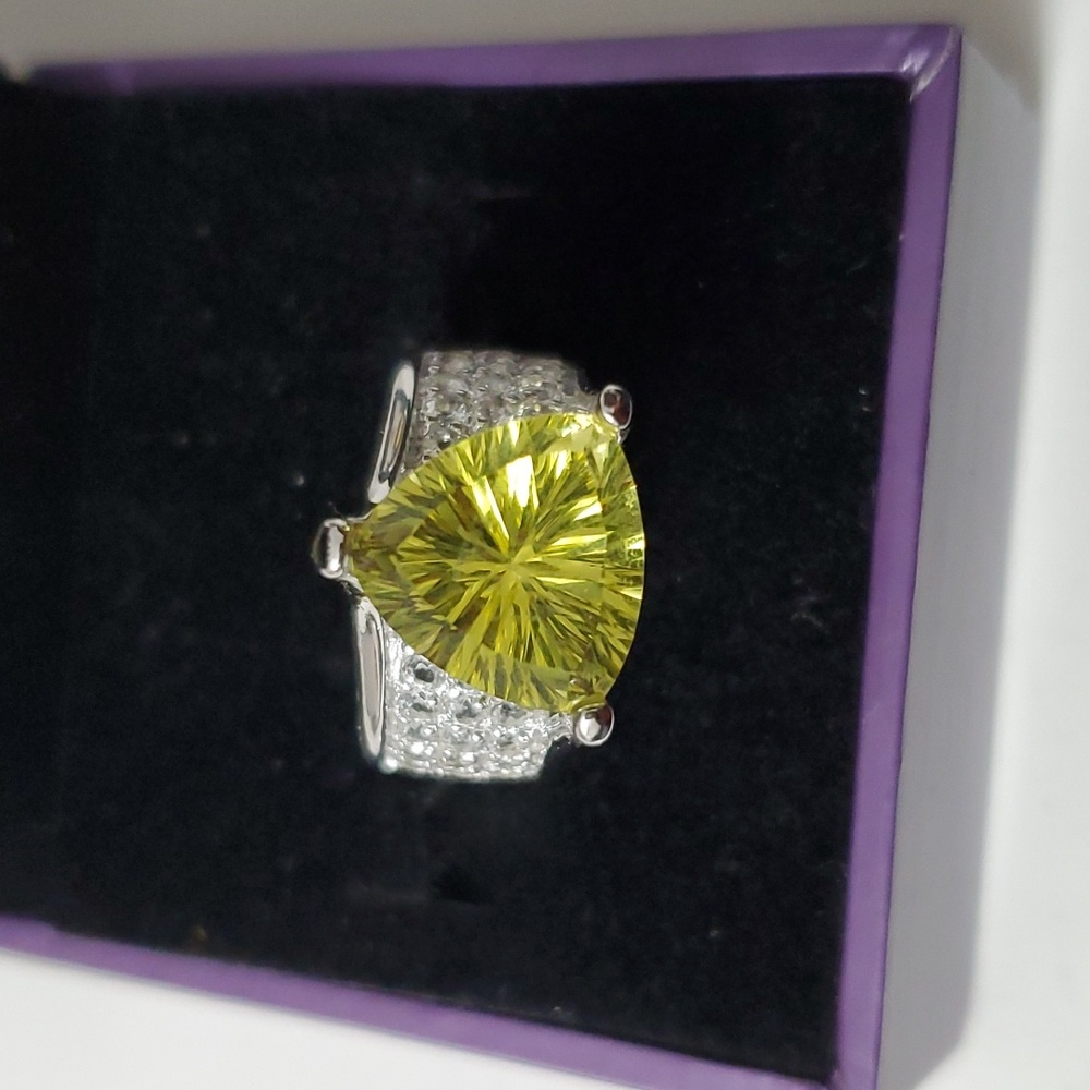 Watch Video / Radiant Majesty Sterling Silver 925 Peridot Ring - Picture 3 of 9